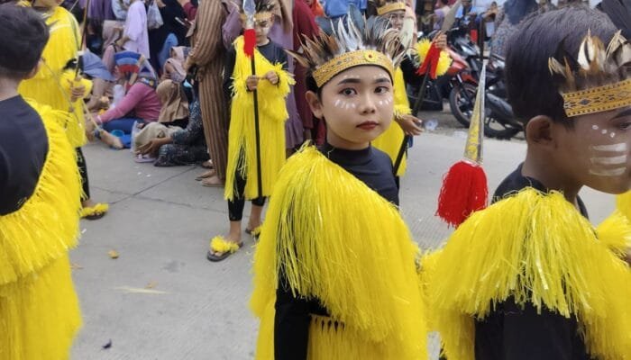 Ribuan Warga Padati Jalur Karnaval SD/MI se- Kecamatan Kedungadem, Anak-Anak Tampil Memukau