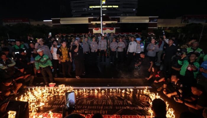 Solidaritas Tanpa Batas, Ojol Gelar Doa Bersama 1000 Lilin di Surabaya