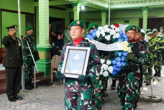 Tangis Haru Iringi Pemakaman Sertu Aripin, Babinsa Ngraho yang Setia pada NKRI
