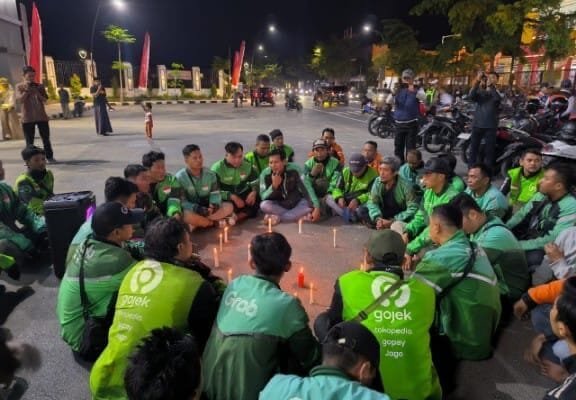 Ratusan Ojol Bojonegoro Gelar Doa untuk Affan dan Tuntut Potongan Tarif Diturunkan