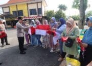 Kapolres Bojonegoro Turun ke Jalan Bagikan Bendera Merah Putih untuk Warga