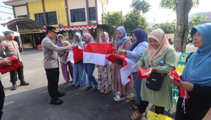 Kapolres Bojonegoro Turun ke Jalan Bagikan Bendera Merah Putih untuk Warga
