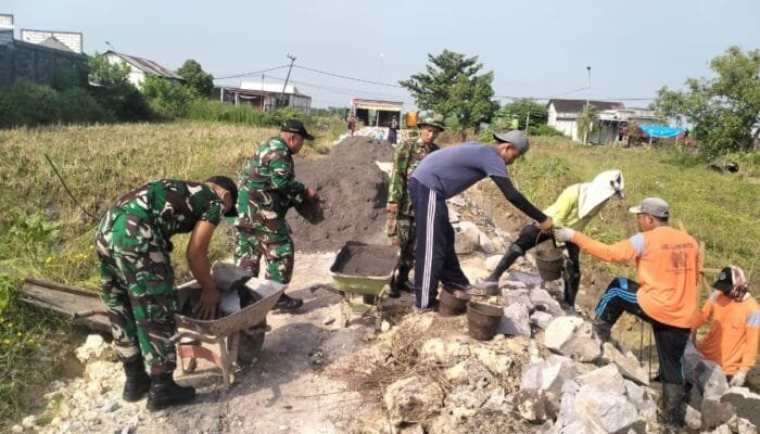 Cegah Erosi, Koramil Sarirejo Lamongan Bangun TPT Bersama Warga Dermolemahbang
