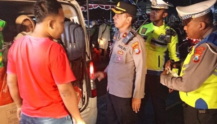 Polres Kediri Kota Hentikan Pengendara untuk Pasang Bendera Merah Putih