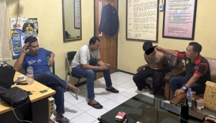 Gila Cinta, Pemuda Lamongan Obrak-Abrik Rumah Tetangga dengan Parang