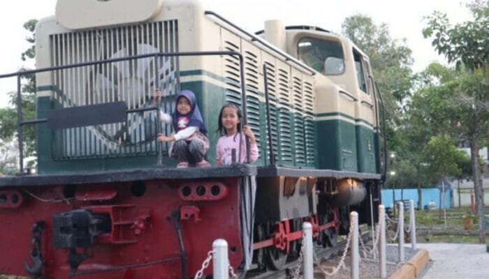 Wisata Gratis di Pusat Kota, Taman Lokomotif Bojonegoro