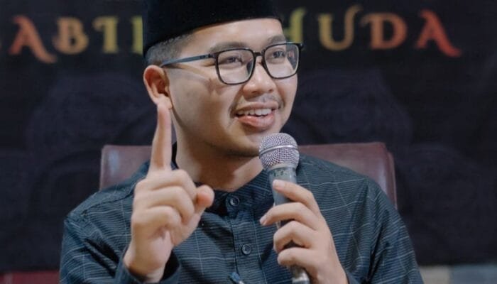 Ustad Muda Karismatik Bojonegoro Bikin Jamaah Betah Ngaji Kitab Kuning