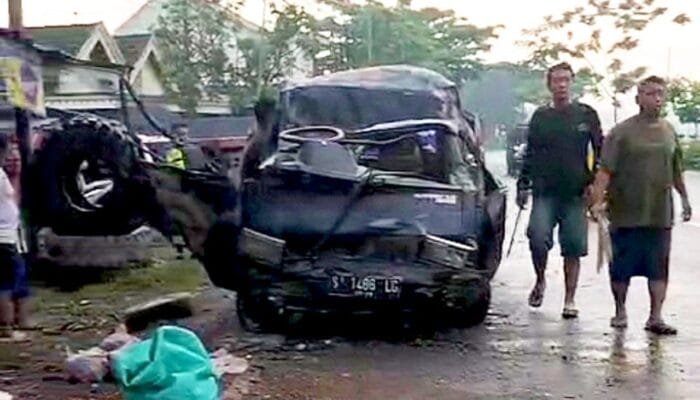 Mobil Carry Bermuatan Rempah Tabrak Pohon Mangga di Balen Bojo, Sopir Dilarikan ke RS