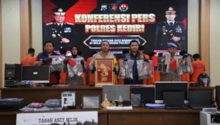 Anarkis di Kediri: Kantor Pemerintah Dibakar, Puluhan Orang Jadi Tersangka