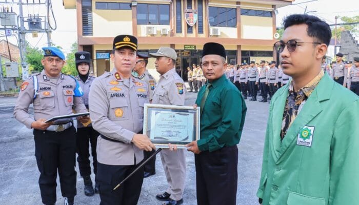Mahasiswa UNUGIRI Ciptakan Inovasi AI untuk Lalu Lintas, Raih Juara I di Polda Jatim