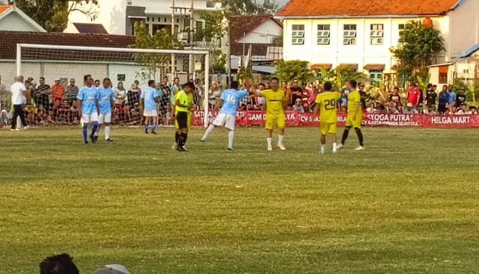 Laga Persahabatan Pemkab vs AKD Kedungadem, Bupati Wahono Jadi Magnet Penonton