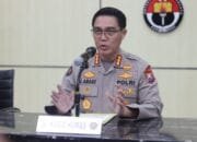 Dihujani Lemparan Hingga Luka Serius, Puluhan Polisi Terluka Amankan Demo Anarkis Jatim