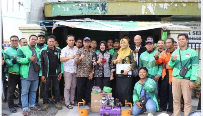 Ojol Senyum Lega, Pemkab Bojonegoro Serahkan Bantuan Kompresor dan Tambal Ban