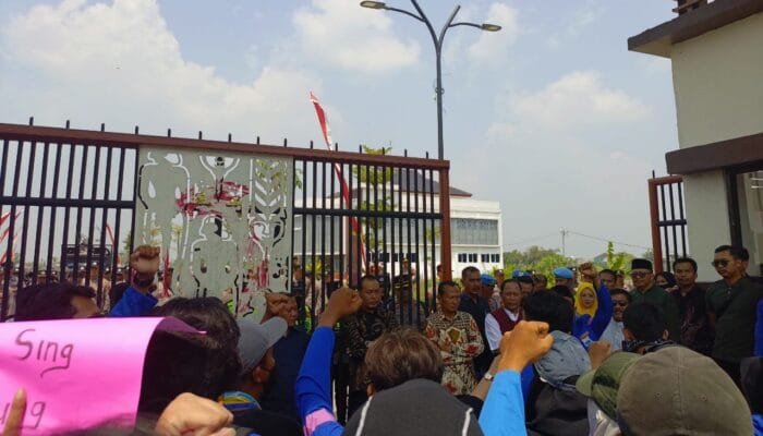 Aksi Mahasiswa Bojonegoro Disambut Ketua dan Anggota DPRD, Begini Respon Abdulloh Umar