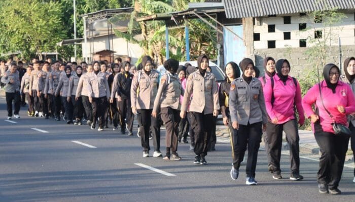 Bugar dan Dekat dengan Warga, Kapolres Nganjuk Ajak Anggota Jalan Sehat