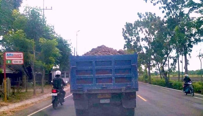 Pengguna Jalan Resah, Truk Tanah di Bojonegoro Beroperasi Tanpa Pengaman