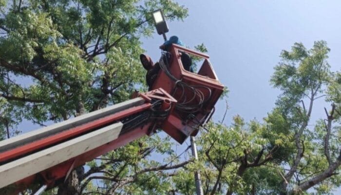 Lampu LED Hemat Energi Terangi Jalan Nasional Bojonegoro, Begini Faktanya!