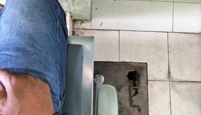 Kelalaian Fatal, Lubang Pembuangan RSIA Fatma Bojonegoro Nyaris Telan Kaki Pengantar Pasien