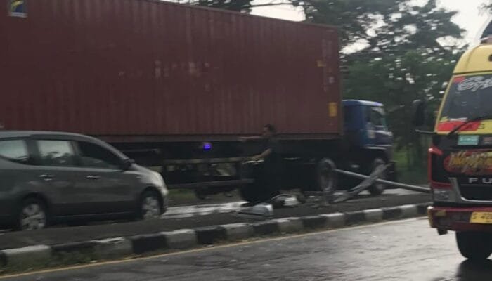 Detik-Detik Mobil Box Nyaris Hancur Usai Tabrak Tiang Lampu di Pucuk Lamongan