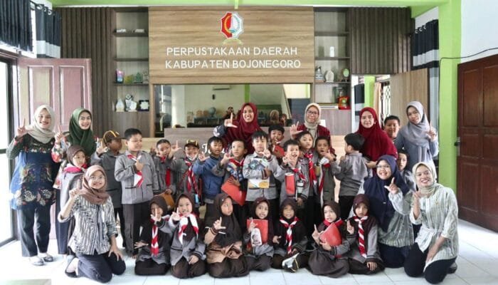 Baca Buku Sambil Bermain, Siswa MI Al Mansur Nikmati Hari di Perpustakaan Bojonegoro