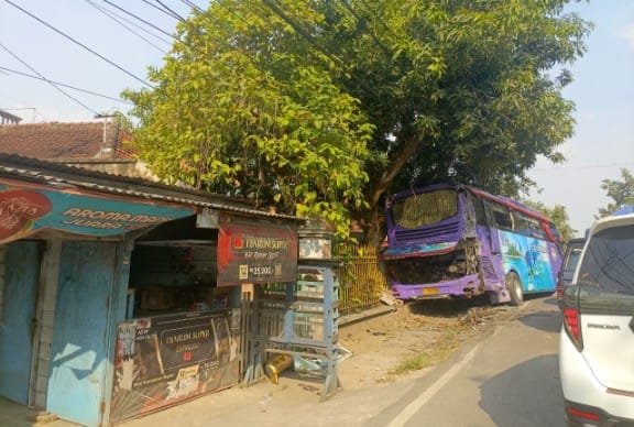 Kronologi Kecelakaan Bus vs Truk di Jalan Raya Kapas Bojonegoro