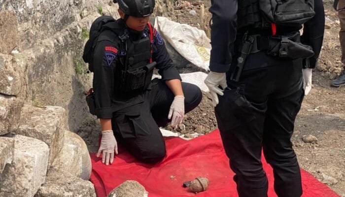 Gali Tanah, Pekerja Kaget Cangkul Kena Benda Diduga Granat di Lamongan