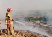 Damkarmat Bojonegoro Kerahkan 35 Personel Padamkan Kebakaran TPA