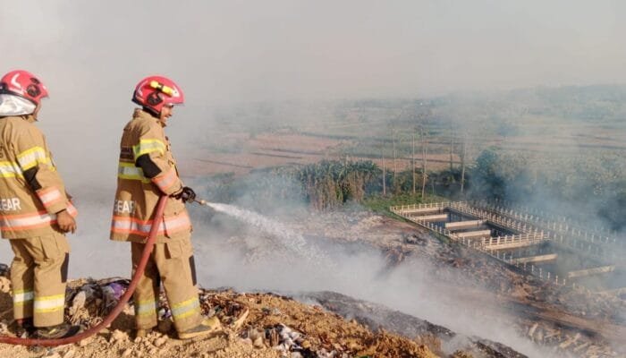 Damkarmat Bojonegoro Kerahkan 35 Personel Padamkan Kebakaran TPA