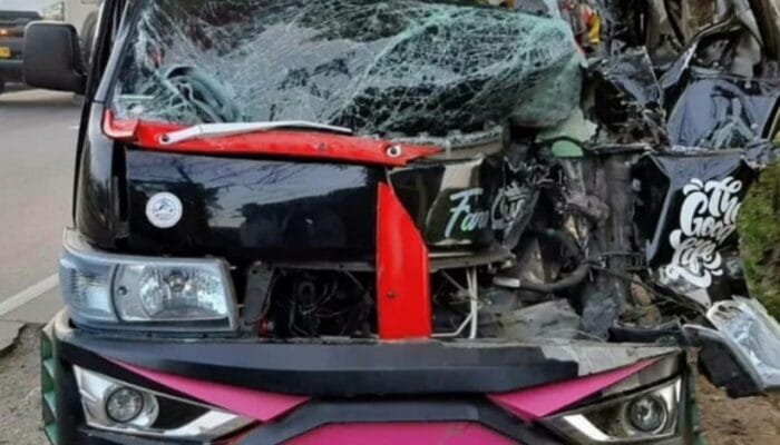 Pickup dari Jember Tabrak Tronton di Lamongan, Sopir Dilarikan ke RS