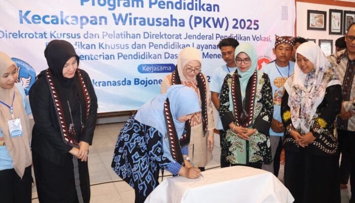 Dekranas Pusat Kunjungi Kampung Samin, Kagumi Batik Obor Sewu Khas Bojonegoro