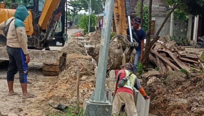 Proyek Drainase Desa Jati Tuban Amburadul, Diduga Dikerjakan Asal Cepat Tanpa Mutu