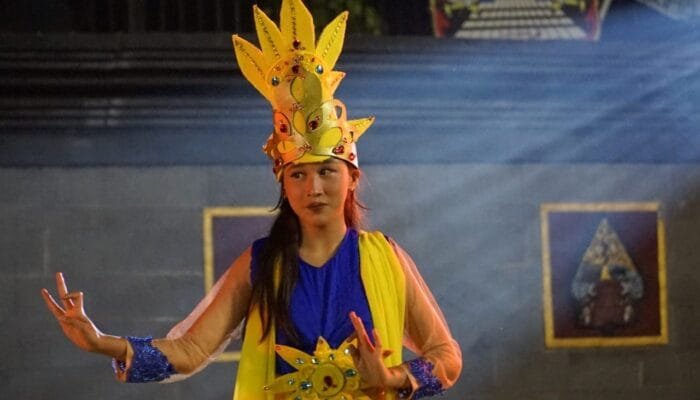 Semar dan Rahwana Menari dengan Irama Perkusi di Kota Batu