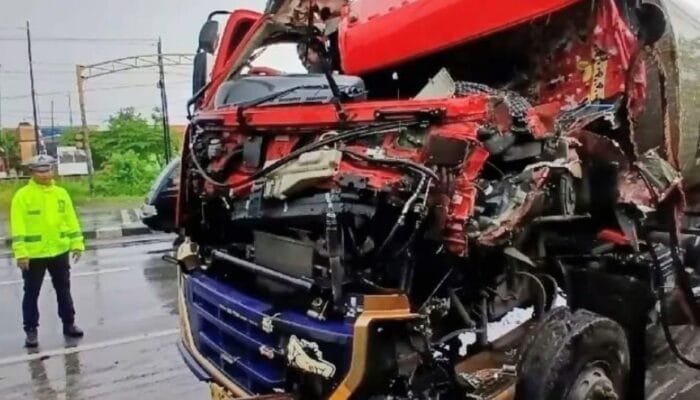 Bus Dali Prima Tertabrak Truk Tangki di Lamongan, Tiga Penumpang Luka-Luka