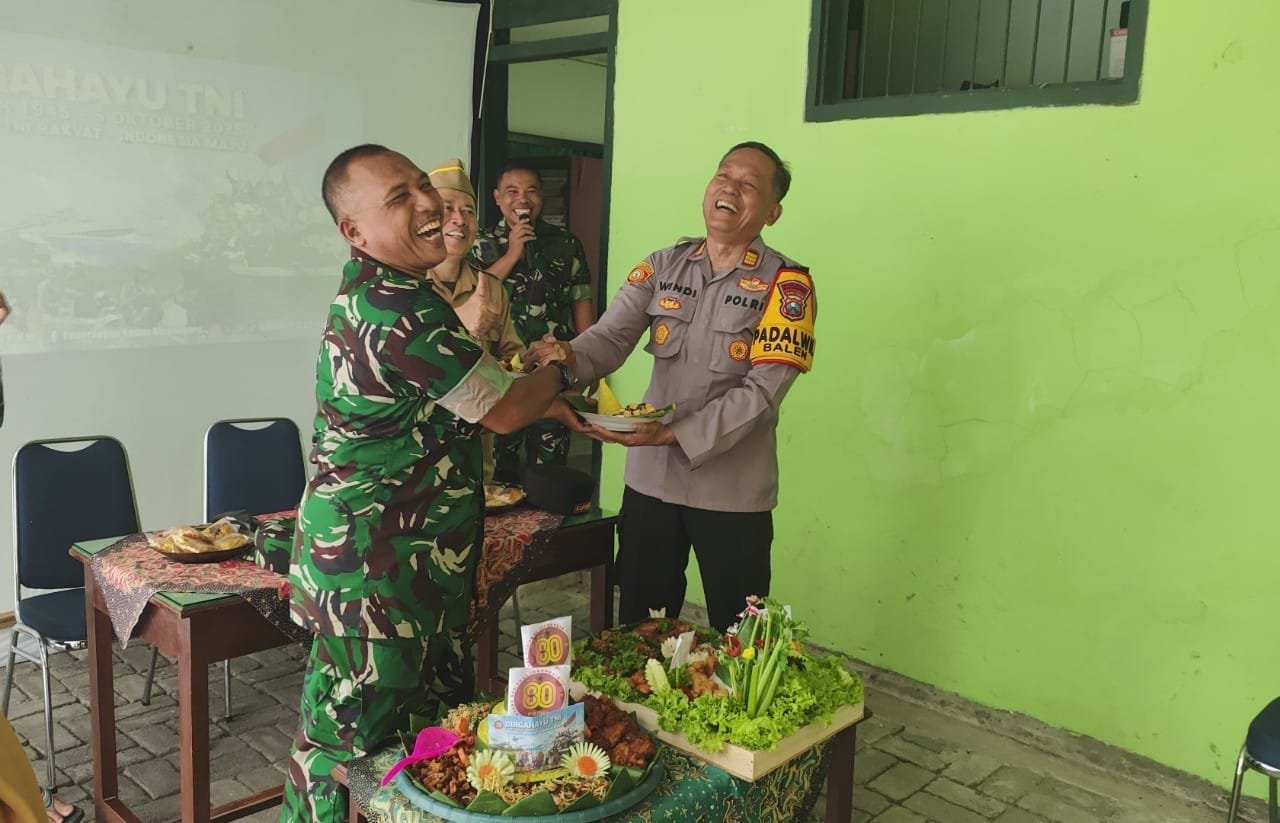 Kejutan Manis di HUT TNI ke-80, Kapolsek dan Camat Balen Sambangi Danramil Balen 61d64bb1 164f 492f 9dcc 3d42b3bbeecf
