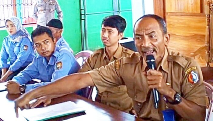 Camat Sekar Bojonegoro Gebrak Meja di Depan Warga, Dituduh Sewenang-wenang