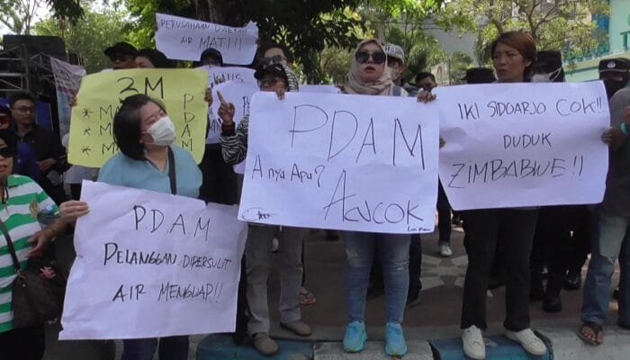 Gerah Tanpa Air, Warga Alana Tambak Oso Long March ke Kantor Bupati dan PDAM