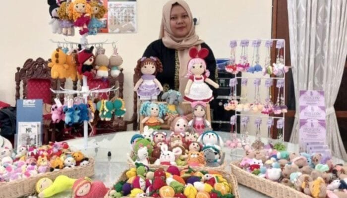 Ibu Rumah Tangga Bojonegoro Ini Raup Jutaan Rupiah dari Hobi Merajut