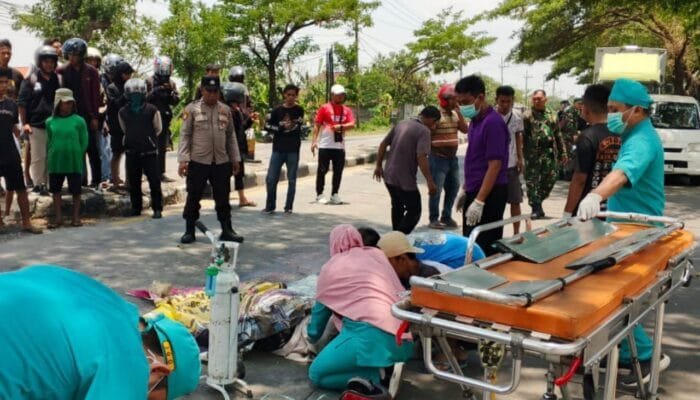 Kecelakaan Maut, Sepeda Motor Pasutri Dilindas Truk Tronton di Pucuk Lamongan