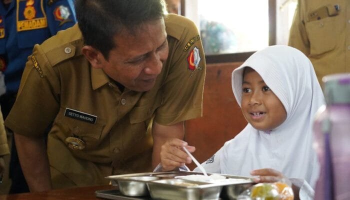Bupati Bojonegoro Blusukan ke Dapur MBG, Tegaskan Tak Boleh Asal Sajikan Makanan