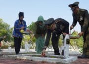Semarak HUT TNI, Kodim Bojonegoro Kenang Jasa Pahlawan dengan Tabur Bunga
