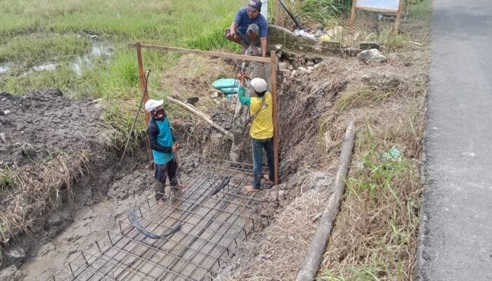 Ngawur, Pekerjaan TPT di Balen Bojonegoro Tanpa Plang Proyek, Pekerja Tak Pakai Helm