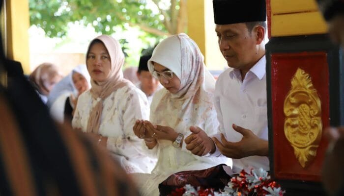 Semarak HJB ke-348: Bupati Bojonegoro Ziarah Sekaligus Serahkan Bantuan ke Warga Kurang Mampu