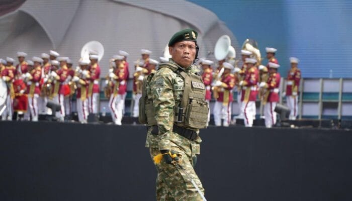 Tegas dan Berwibawa, Pangdivif 2 Kostrad Jadi Sorotan di Panggung Monas