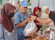 Telur dan Minyak Goreng Dijual Murah, Warga Bojonegoro Rebutan di Pasar Murah Disperindag Jatim