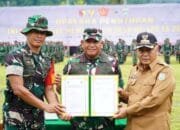 Gotong Royong TNI dan Warga Warnai Penutupan TMMD ke-126 di Desa Lebakharjo Malang