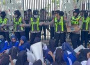 Dingin di Tengah Panasnya Aksi, Polwan Bojonegoro Bikin Adem dengan Air Mineral