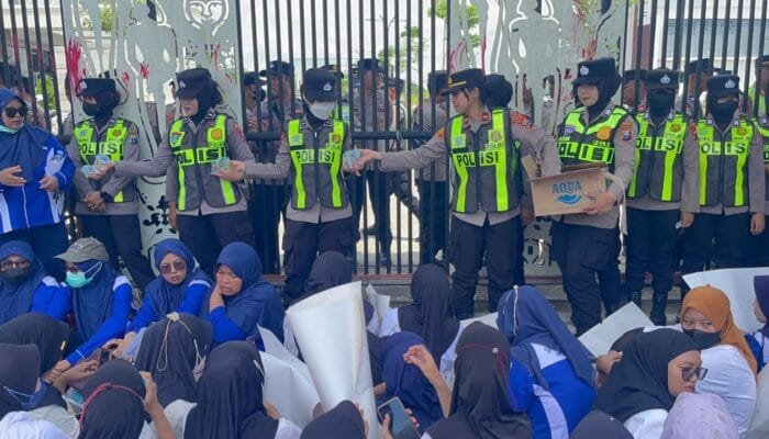 Dingin di Tengah Panasnya Aksi, Polwan Bojonegoro Bikin Adem dengan Air Mineral