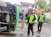 Detik-Detik Truk Muatan Serbuk Kayu Tumbang di Depan SPBU Talun Lamongan