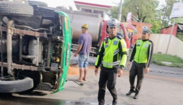 Detik-Detik Truk Muatan Serbuk Kayu Tumbang di Depan SPBU Talun Lamongan