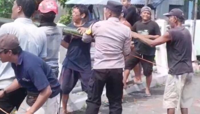 Aksi Kilat Polsek Nganjuk Kota Selamatkan Aliran Sungai dari Ancaman Banjir